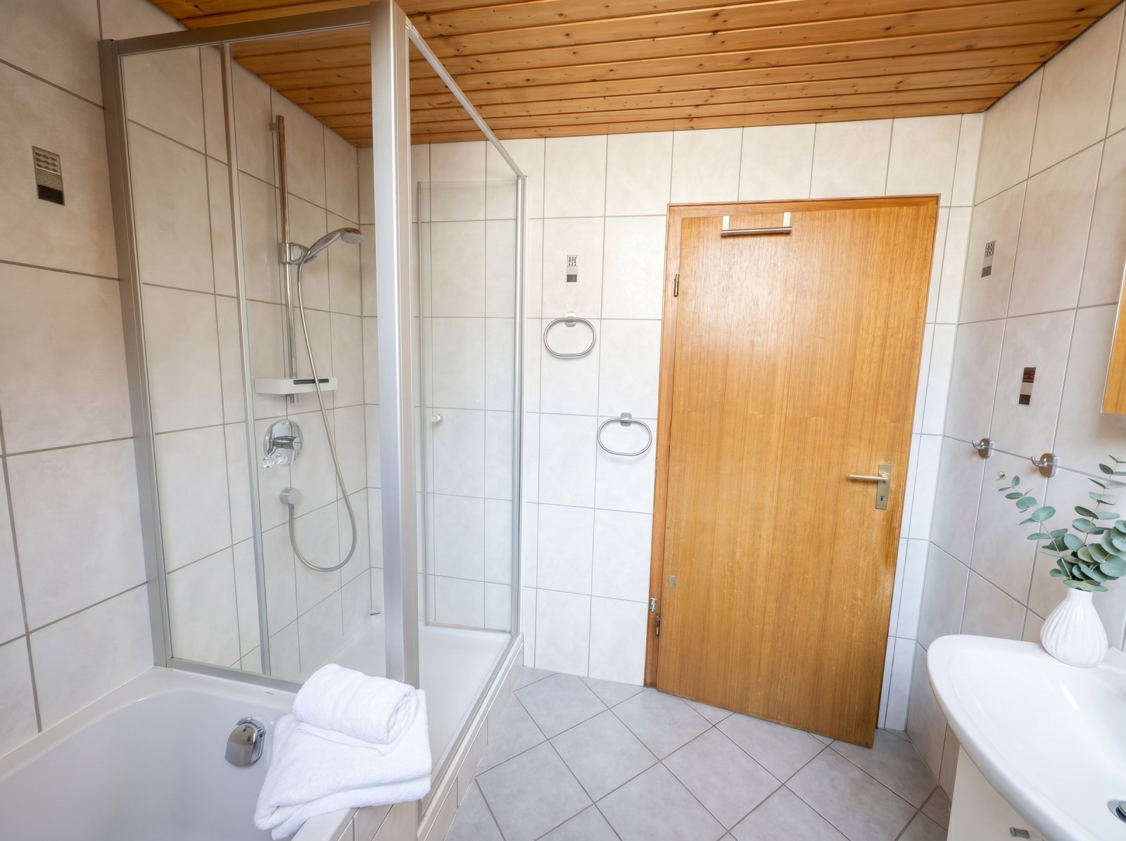 Reihenhaus mit Einliegerwohnung, Wintergarten, Dachterrasse & Pool in Wanheimerort