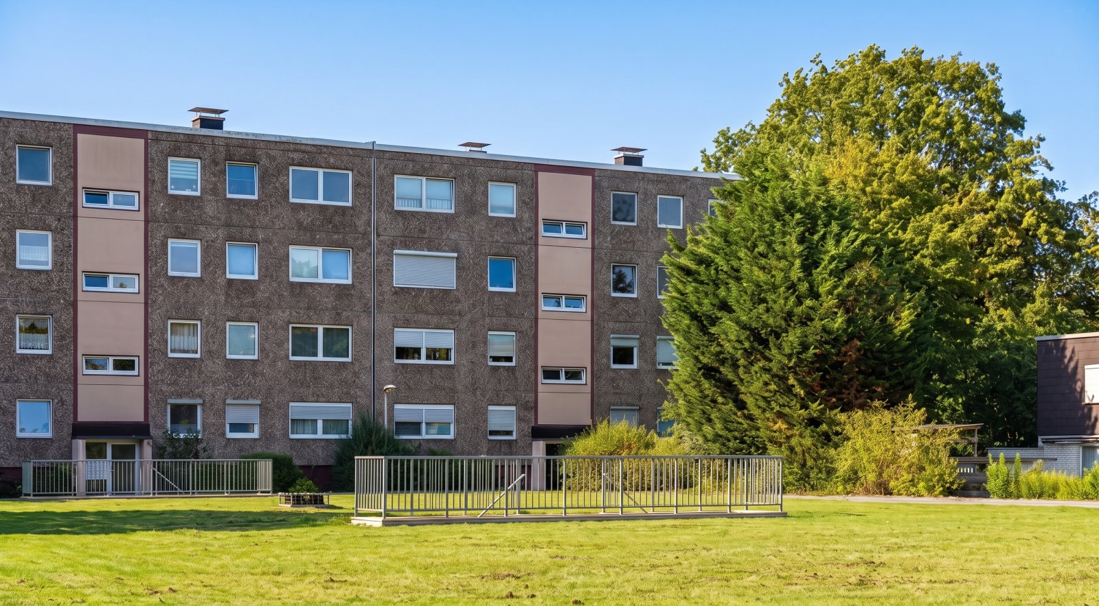 Großzügige 4-Zimmer-Terrassenwohnung mit großem Garten und zwei Tiefgaragenstellplätzen