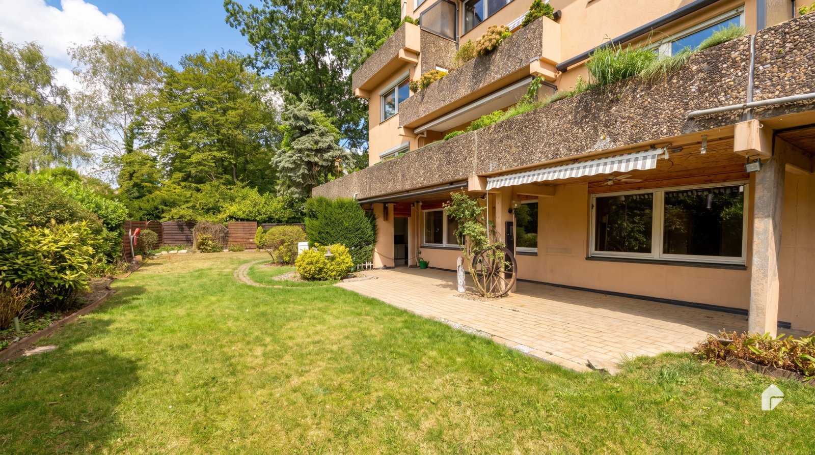 Großzügige 4-Zimmer-Terrassenwohnung mit großem Garten und zwei Tiefgaragenstellplätzen