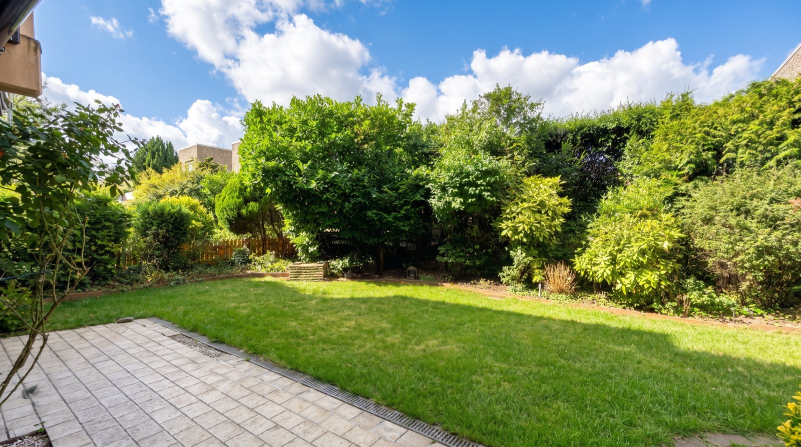 Großzügige 4-Zimmer-Terrassenwohnung mit großem Garten und zwei Tiefgaragenstellplätzen