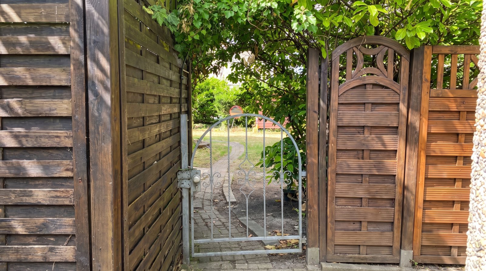 Großzügige 4-Zimmer-Terrassenwohnung mit großem Garten und zwei Tiefgaragenstellplätzen