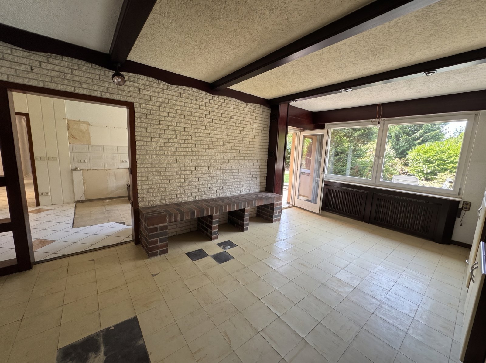 Großzügige 4-Zimmer-Terrassenwohnung mit großem Garten und zwei Tiefgaragenstellplätzen