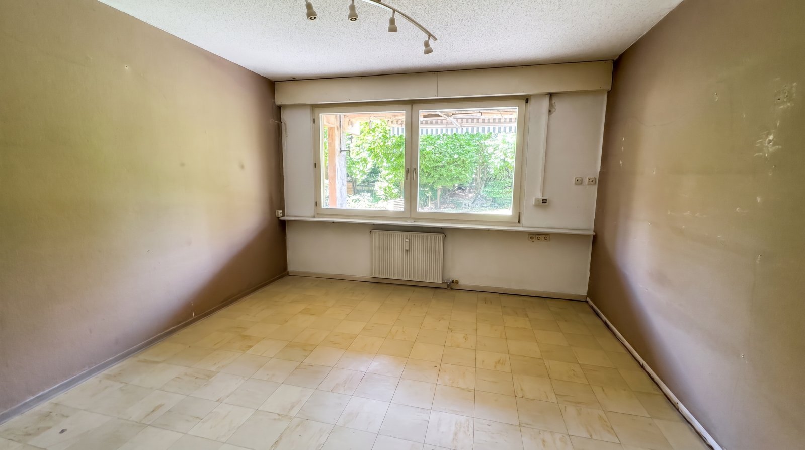 Großzügige 4-Zimmer-Terrassenwohnung mit großem Garten und zwei Tiefgaragenstellplätzen