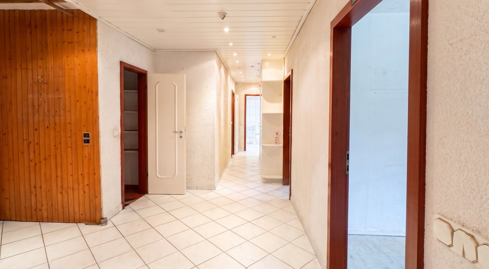 Großzügige 4-Zimmer-Terrassenwohnung mit großem Garten und zwei Tiefgaragenstellplätzen