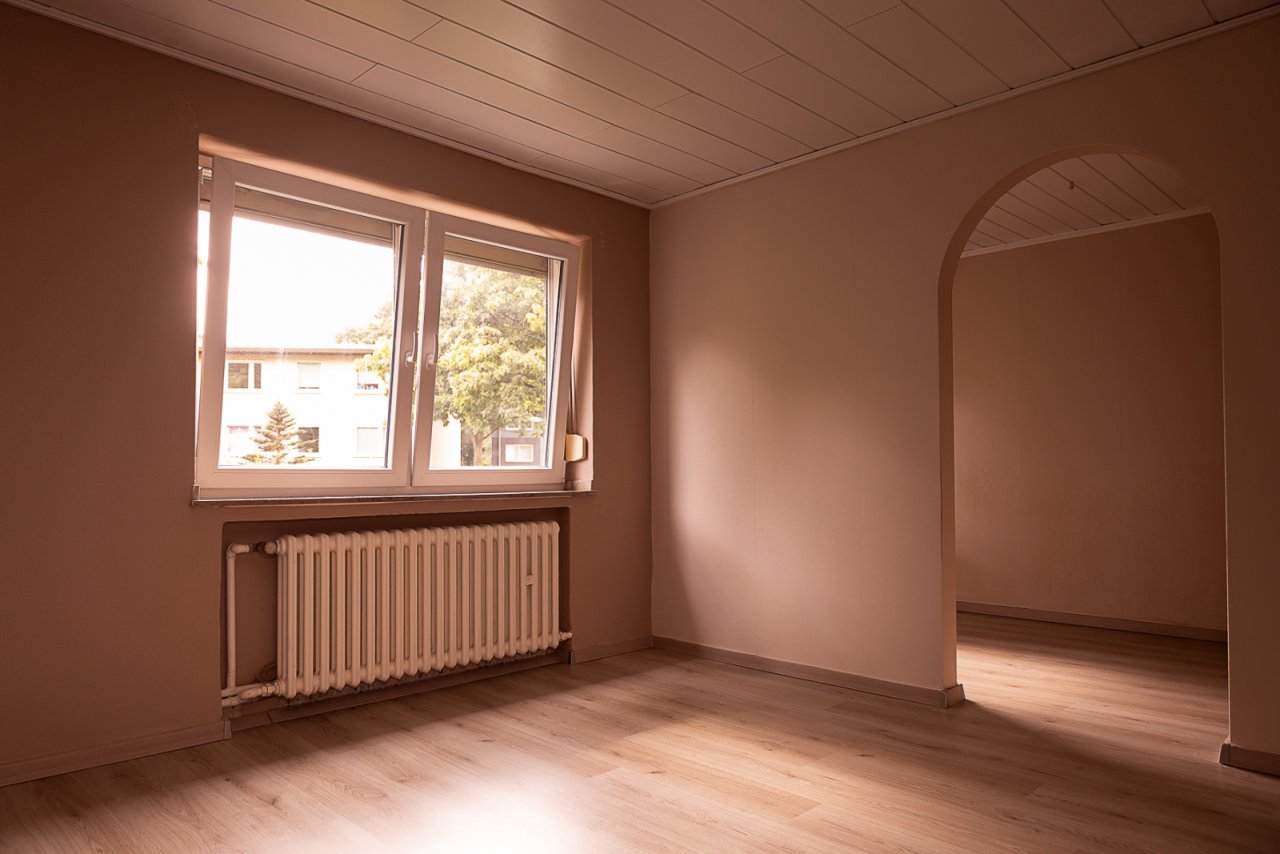 Schlafzimmer mit Blick in den Ankleideraum Schlafzimmer mit Blick in den Ankleideraum