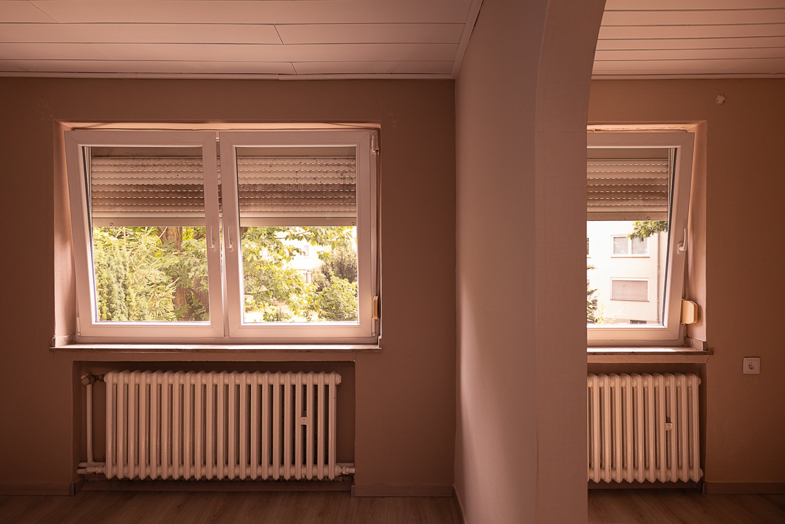Schlafzimmer (links) und Ankleideraum (rechts) Schlafzimmer (links) und Ankleideraum (rechts)