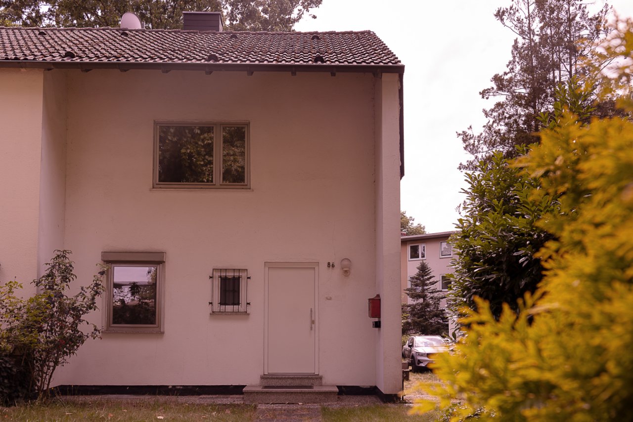 Vorderfront mit Eingang Vorderfront mit Eingang