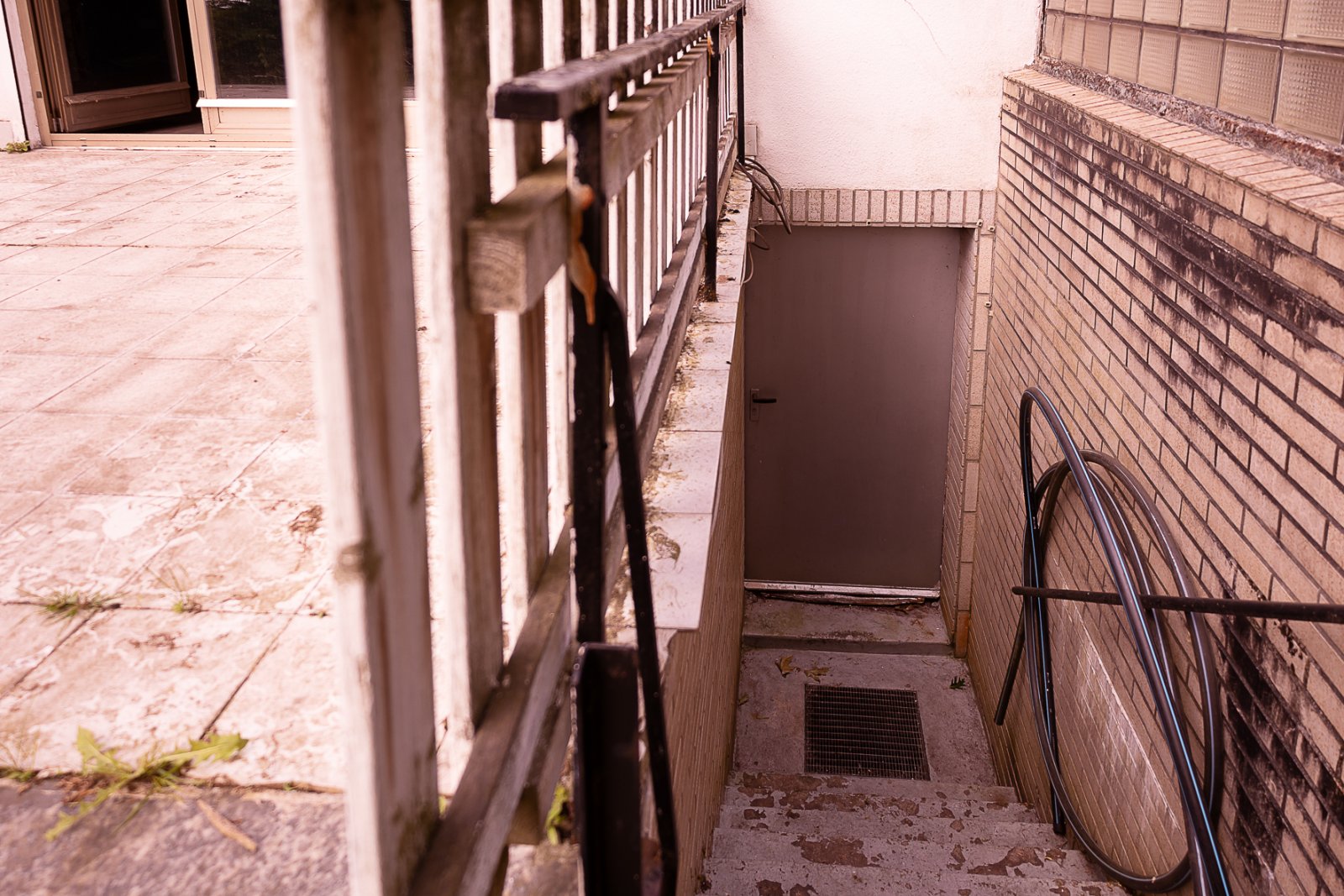 Kellerabgang (außen) mit Treppe Kellerabgang (außen) mit Treppe
