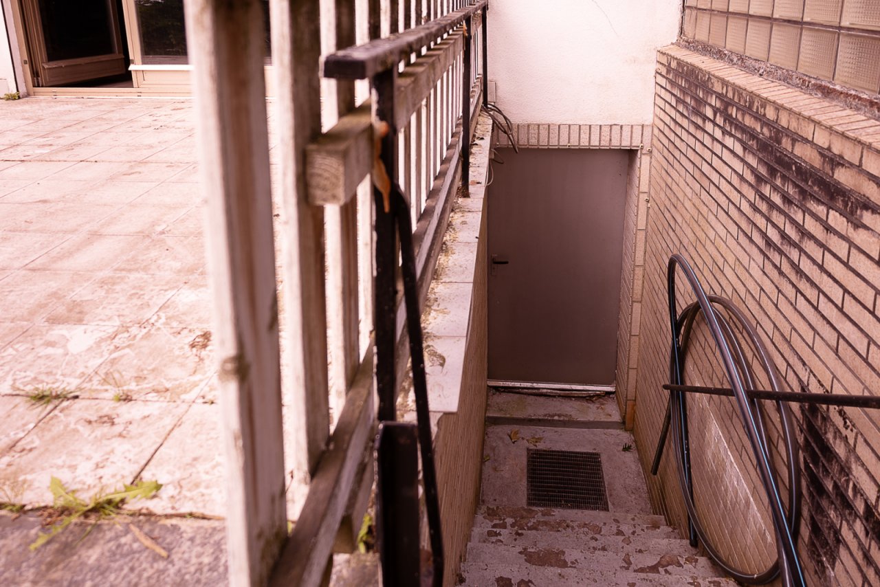Kellerabgang (außen) mit Treppe Kellerabgang (außen) mit Treppe