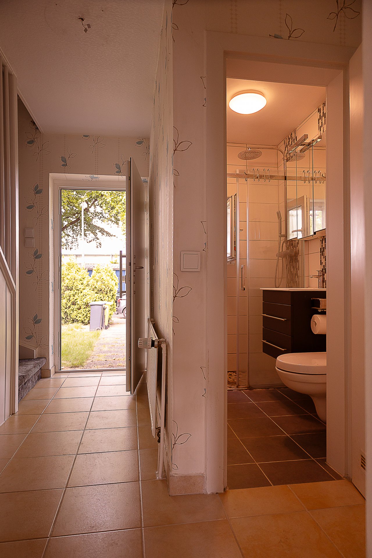 Blick in Flur und Badezimmer (offene Eingangstür) Blick in Flur und Badezimmer (offene Eingangstür)