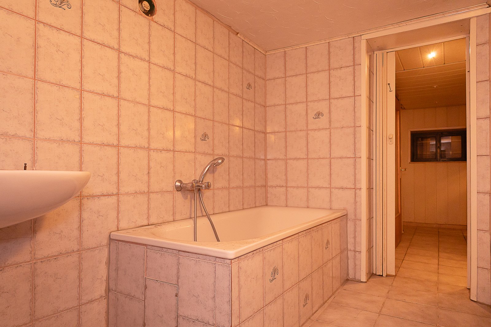 Badezimmer im Keller (mit Badewanne) Badezimmer im Keller (mit Badewanne)