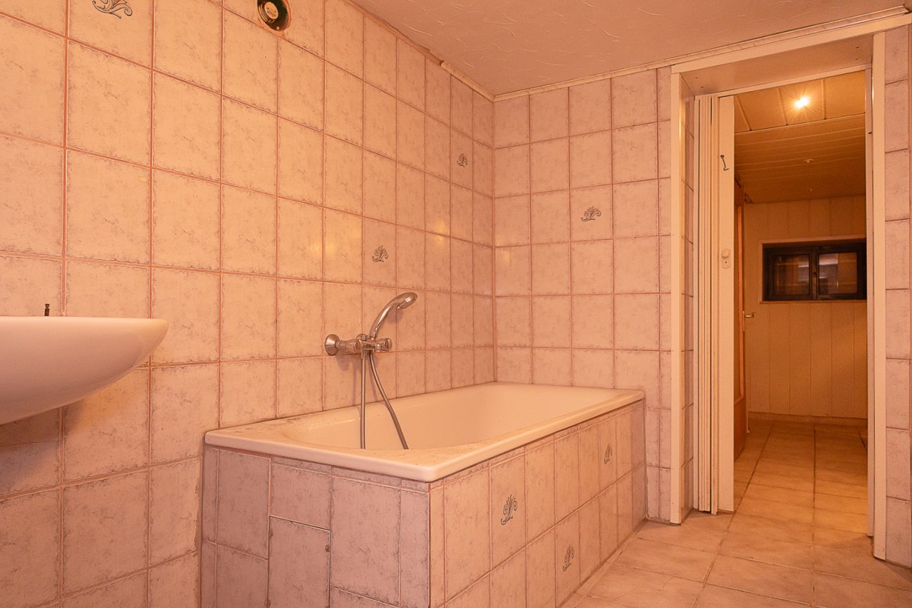 Badezimmer im Keller (mit Badewanne) Badezimmer im Keller (mit Badewanne)