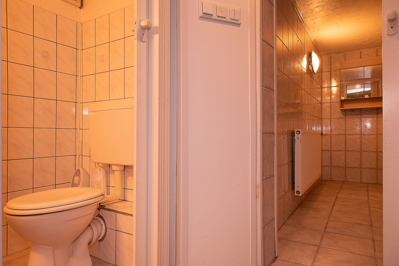 Toilette und Badezimmer (Keller) Toilette und Badezimmer (Keller)