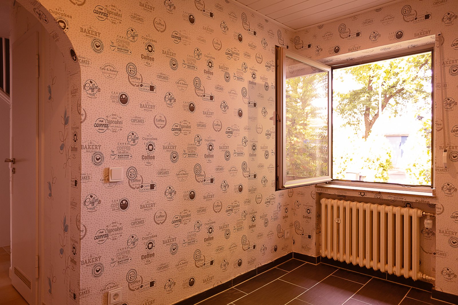 Küche mit geöffnetem Fenster Küche mit geöffnetem Fenster