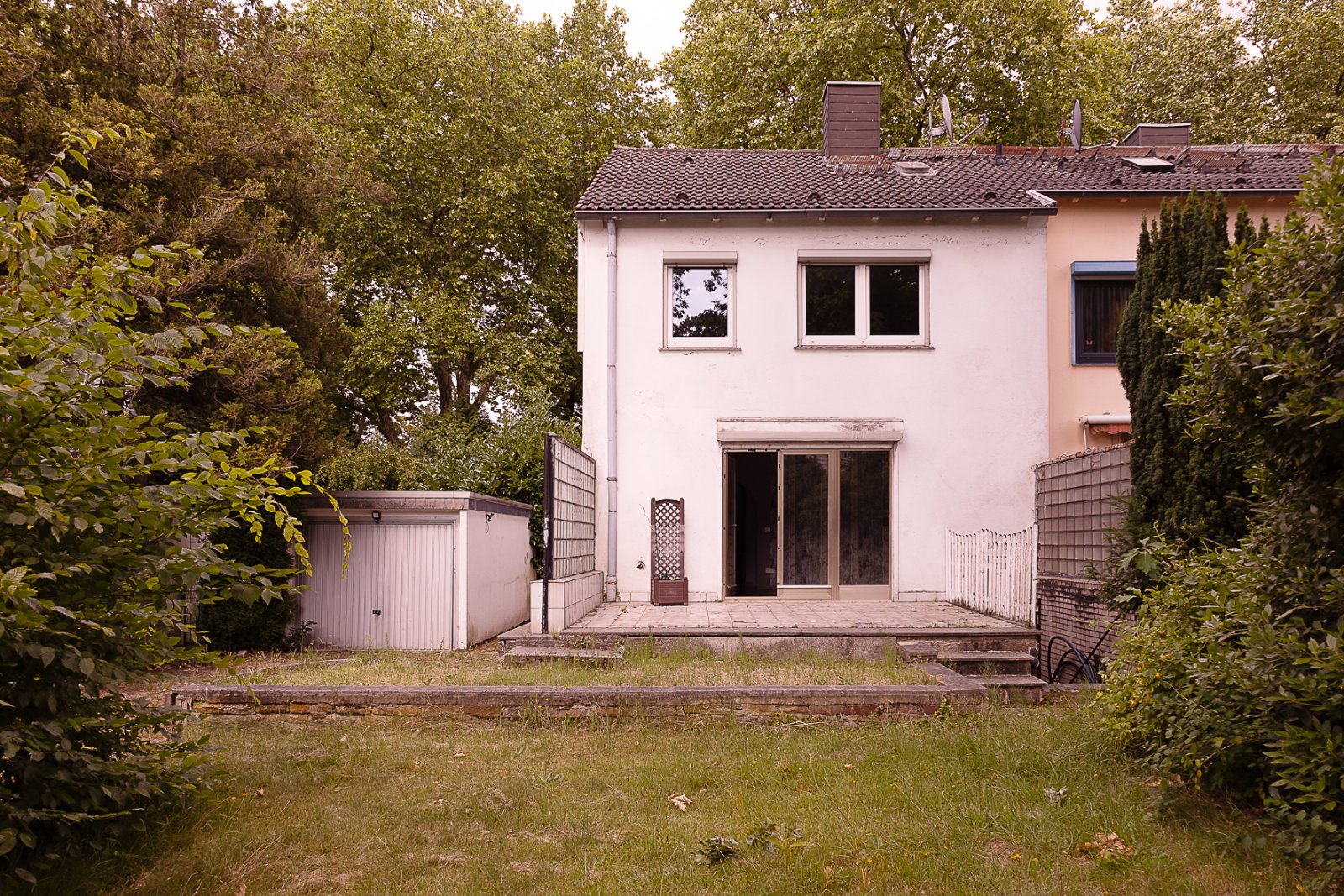 Blick auf die Hausrückseite mit Garten Blick auf die Hausrückseite mit Garten