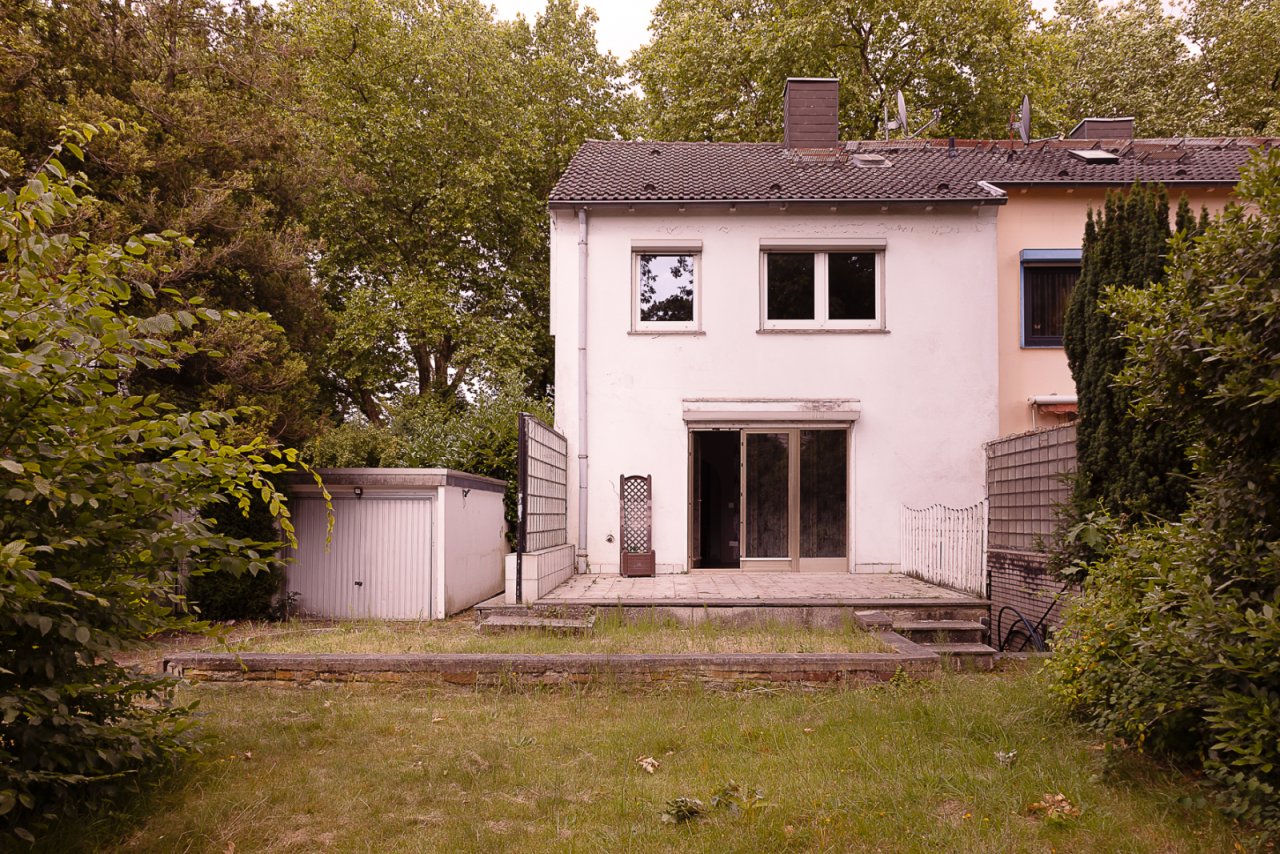 Blick auf die Hausrückseite mit Garten Blick auf die Hausrückseite mit Garten