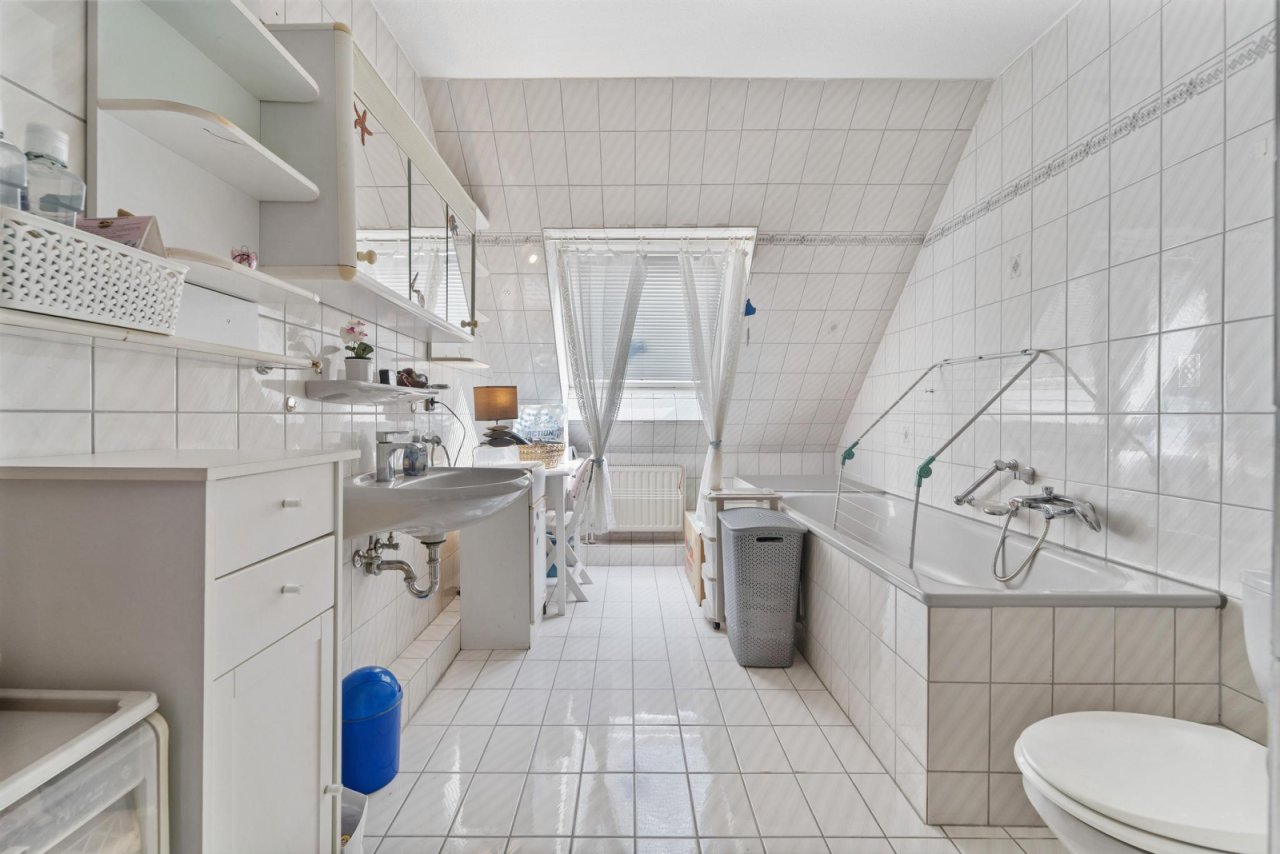 Badezimmer 1. Obergeschoss (m. Fenster)