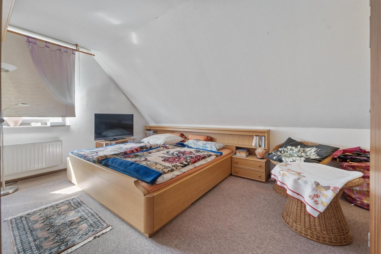 Schlafzimmer Spitzboden (m. Fenster)