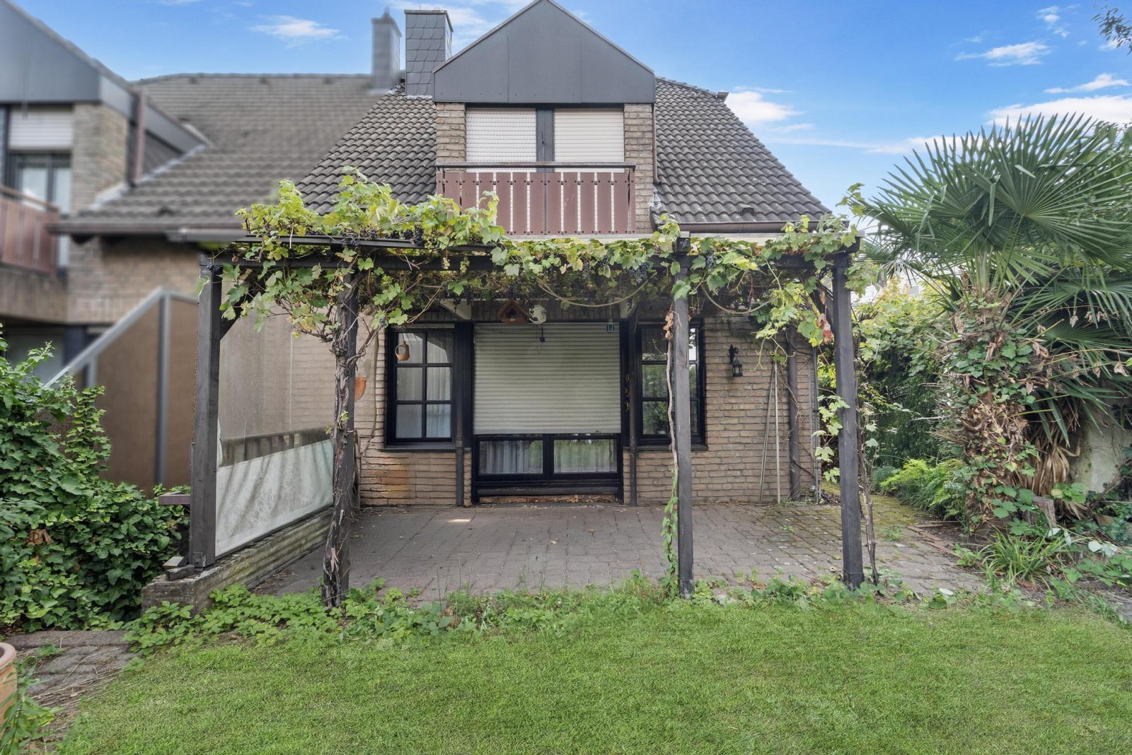 Haus mit Terrasse und Balkon Haus mit Terrasse und Balkon