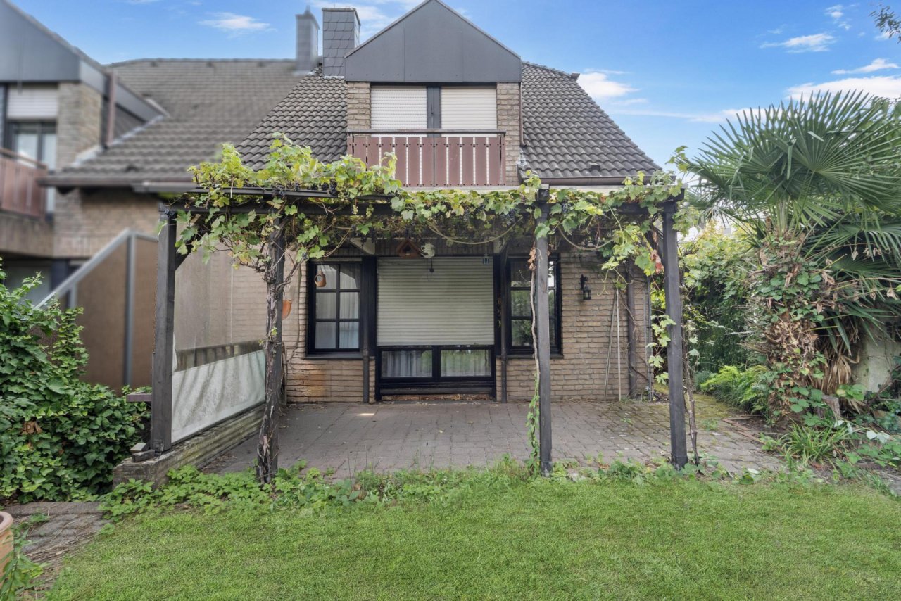 Haus mit Terrasse und Balkon