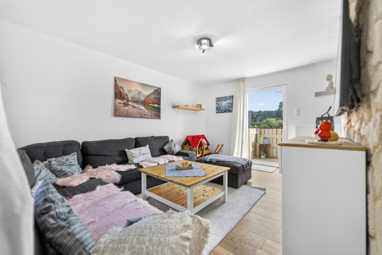 Wohnzimmer mit Gartentür