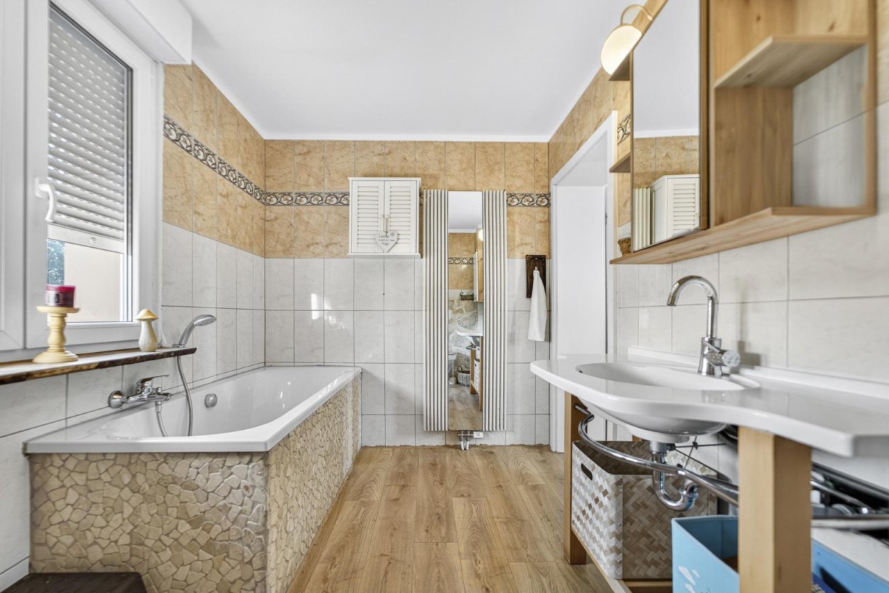 Badezimmer 1. OG (Foto 2)