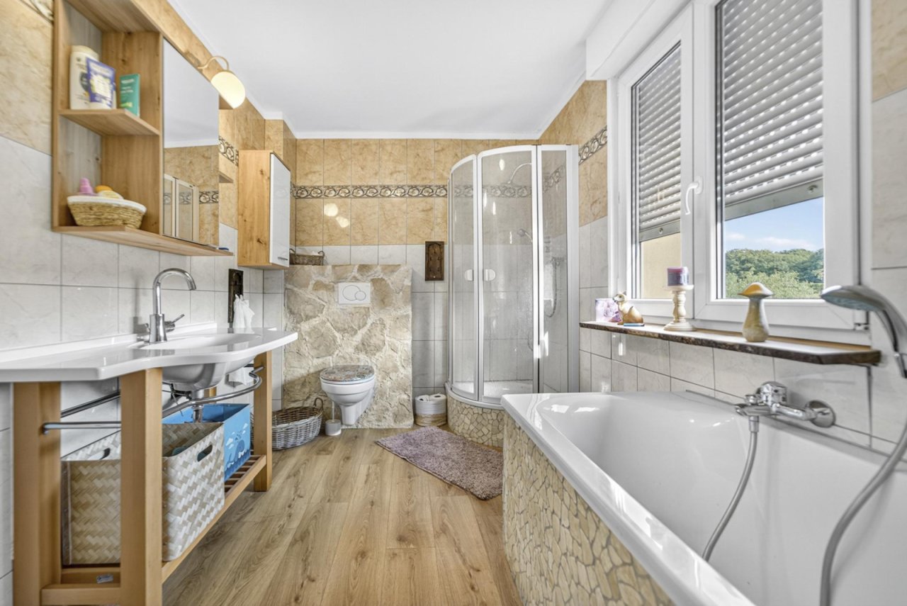 Badezimmer 1. OG (Foto 1)