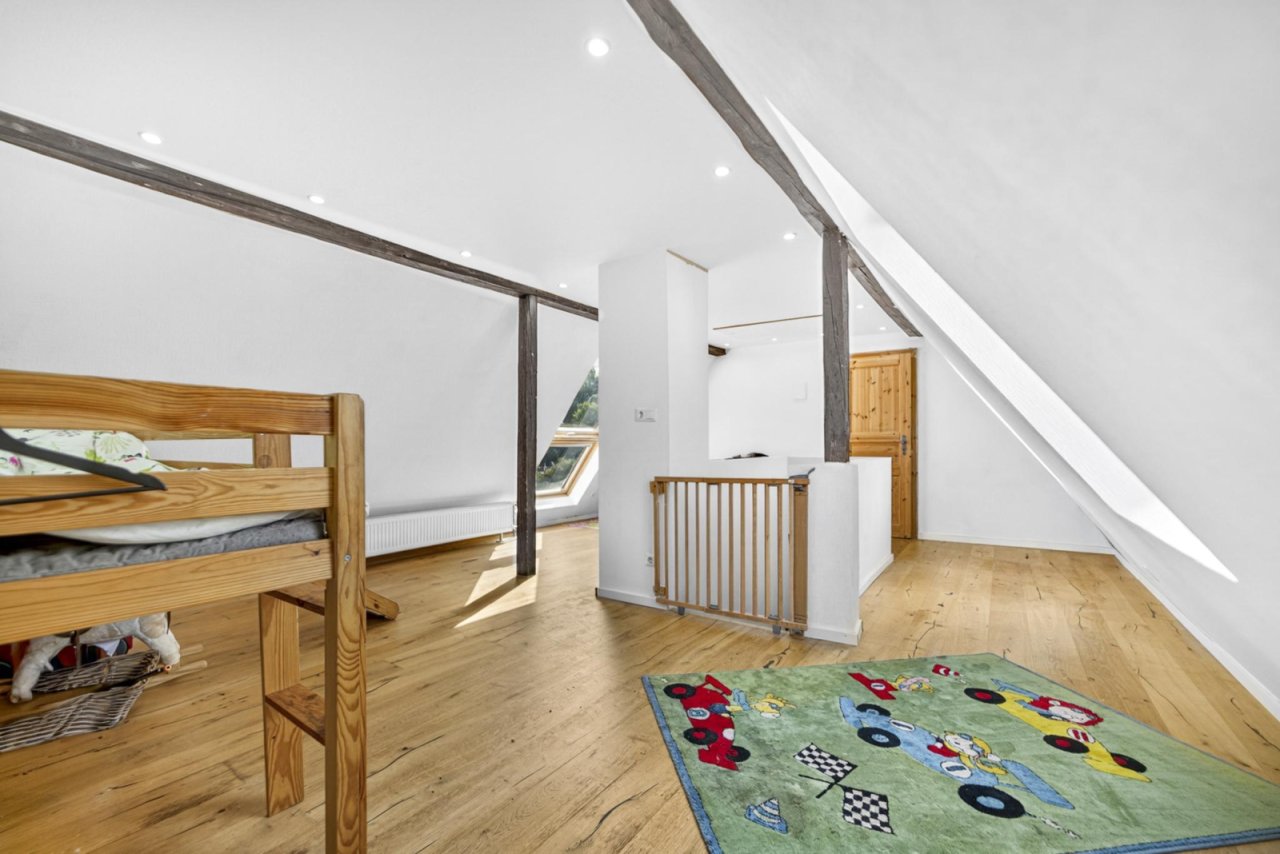 Büro Dachgeschoss  mit Bett