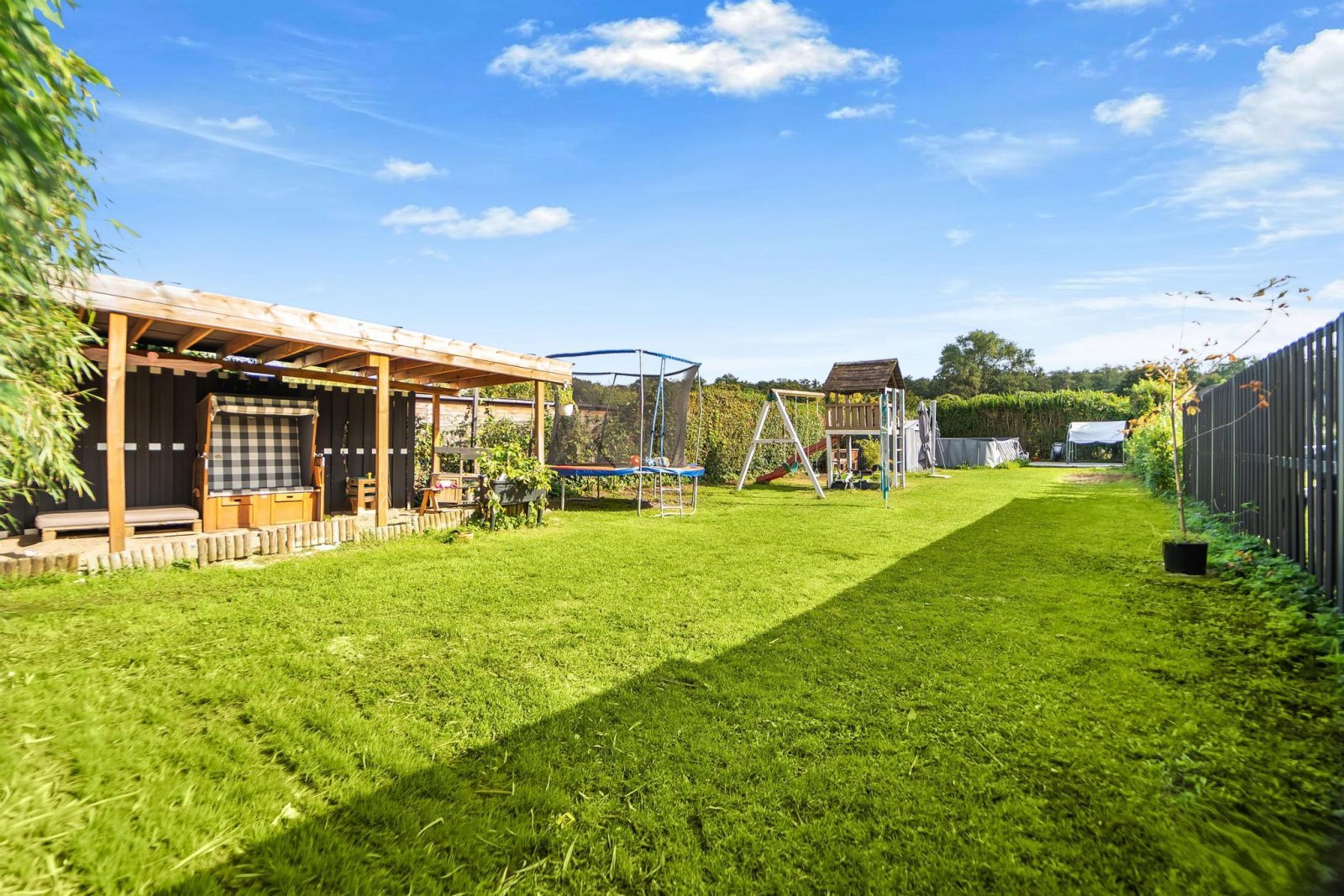Garten mit Spielgeräten Garten mit Spielgeräten