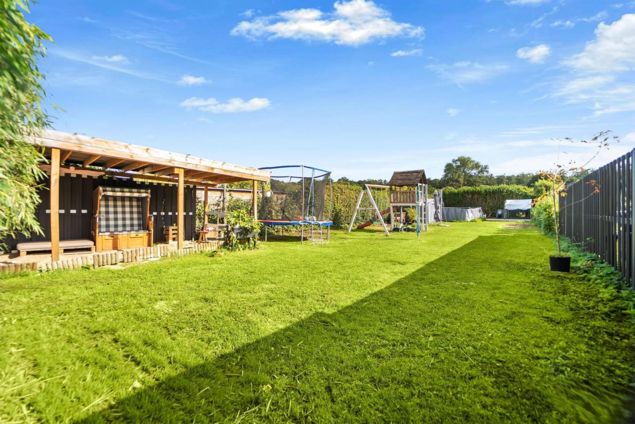 Garten mit Spielgeräten