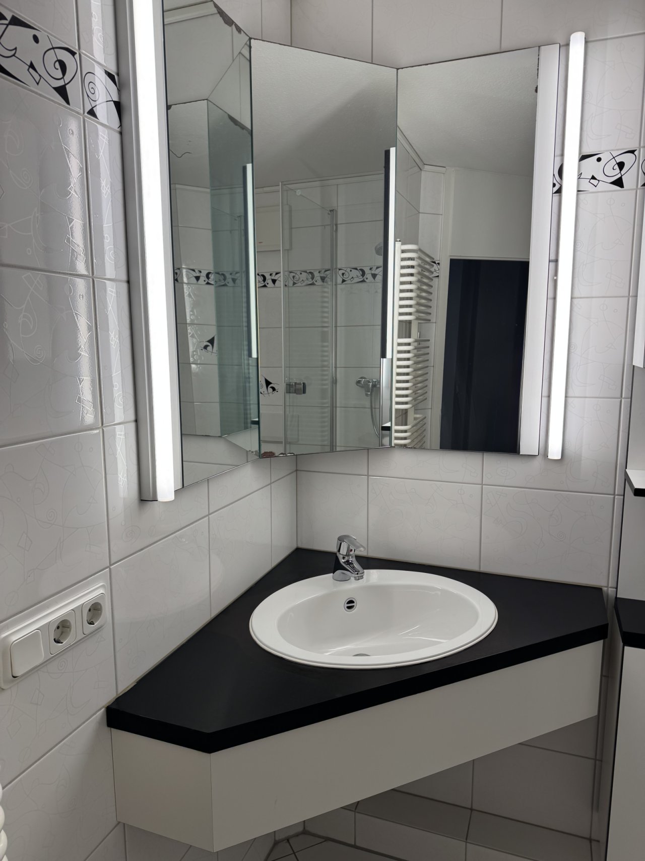Waschbecken mit Spiegel