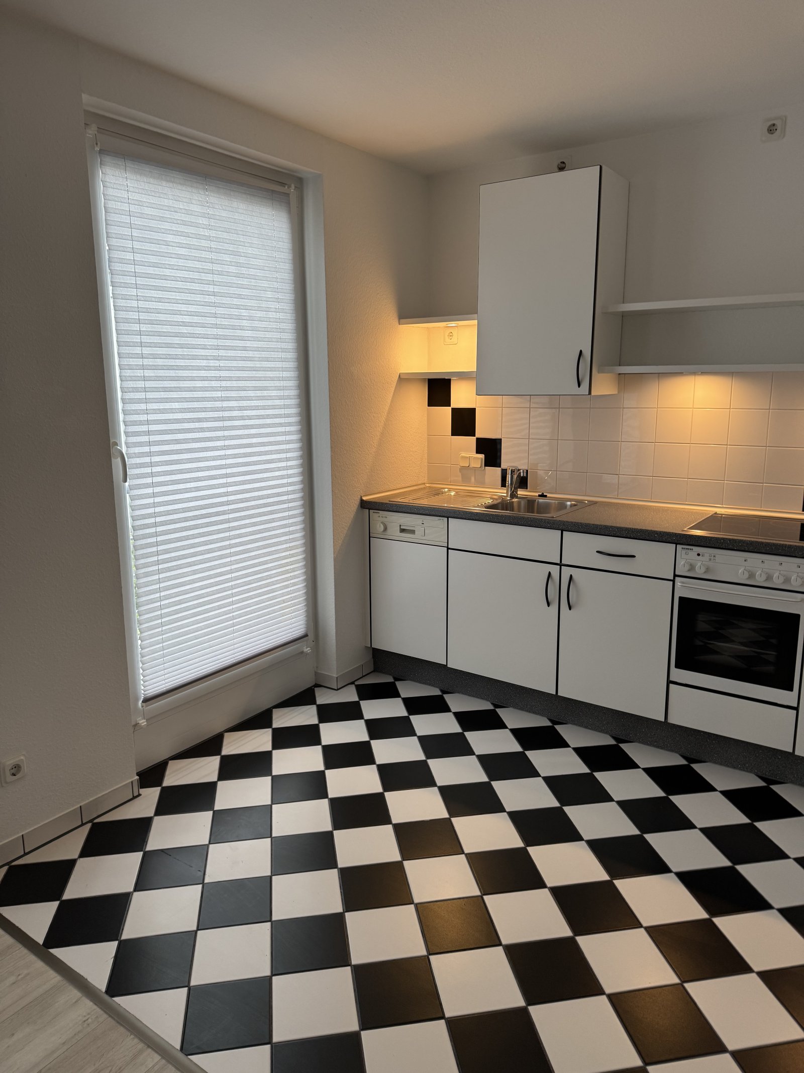 Küche mit seitlichem Fenster Küche mit seitlichem Fenster