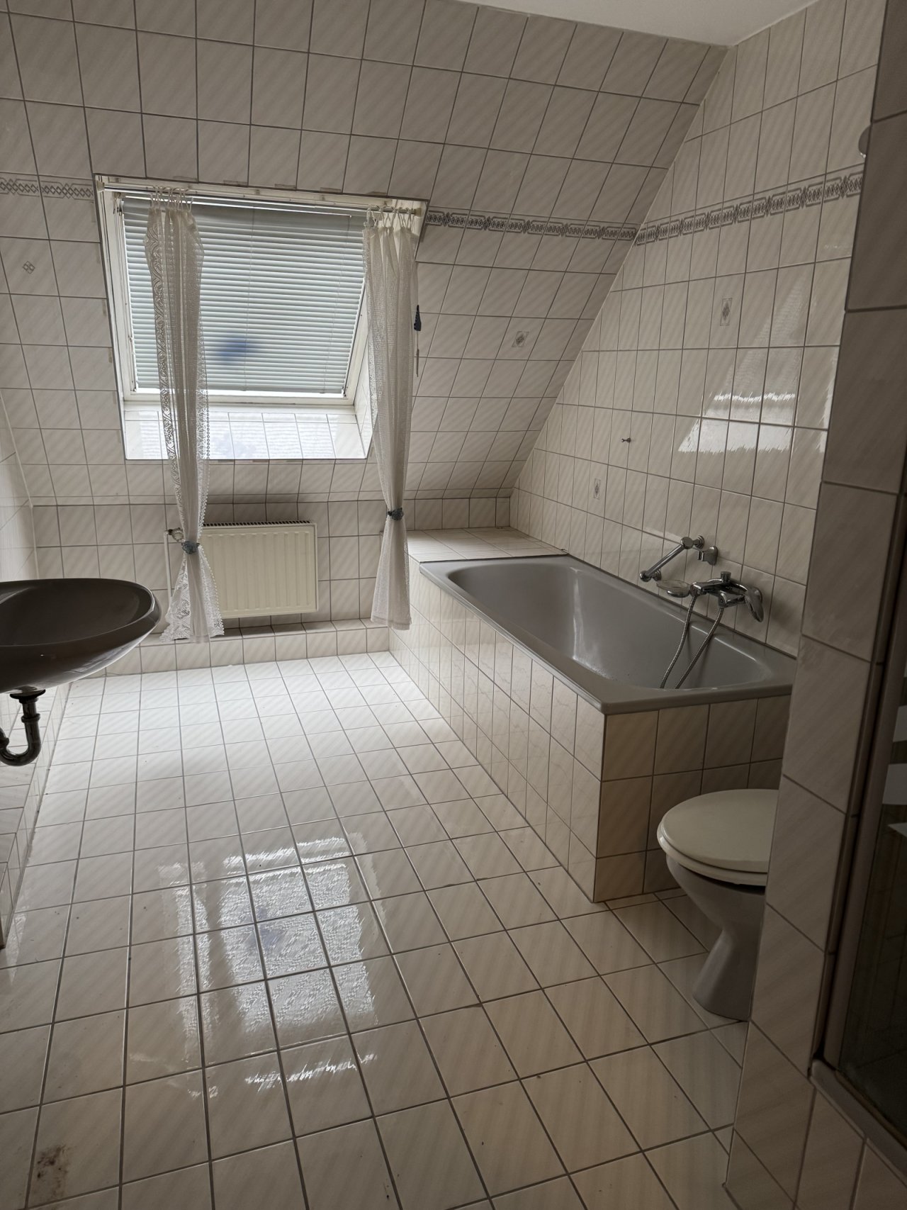 Badezimmer 1. OG (ohne Möbel)