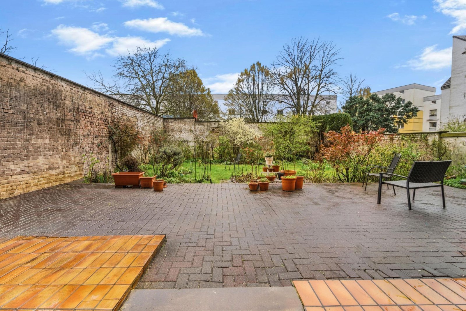 Garten mit Sitzmöglichkeit