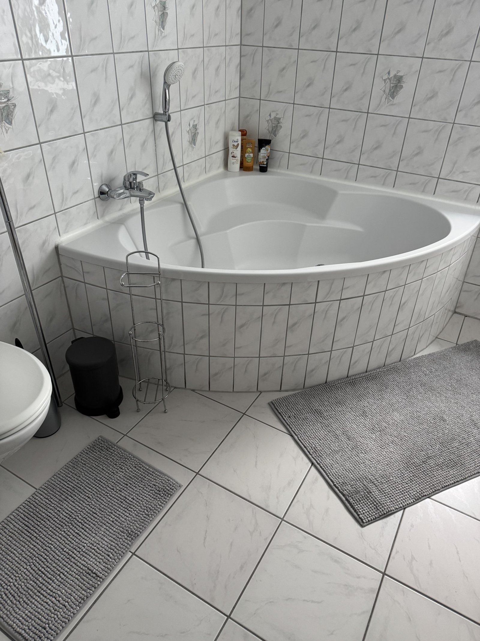 Badezimmer mit Eckbadewanne