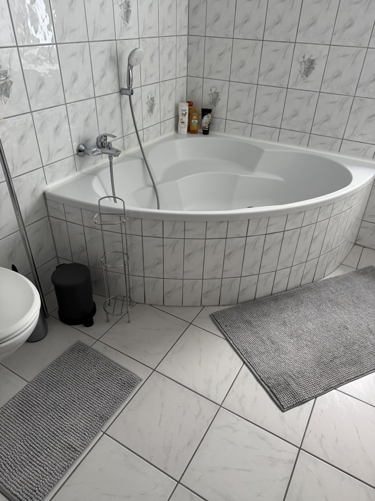 Badezimmer mit Eckbadewanne