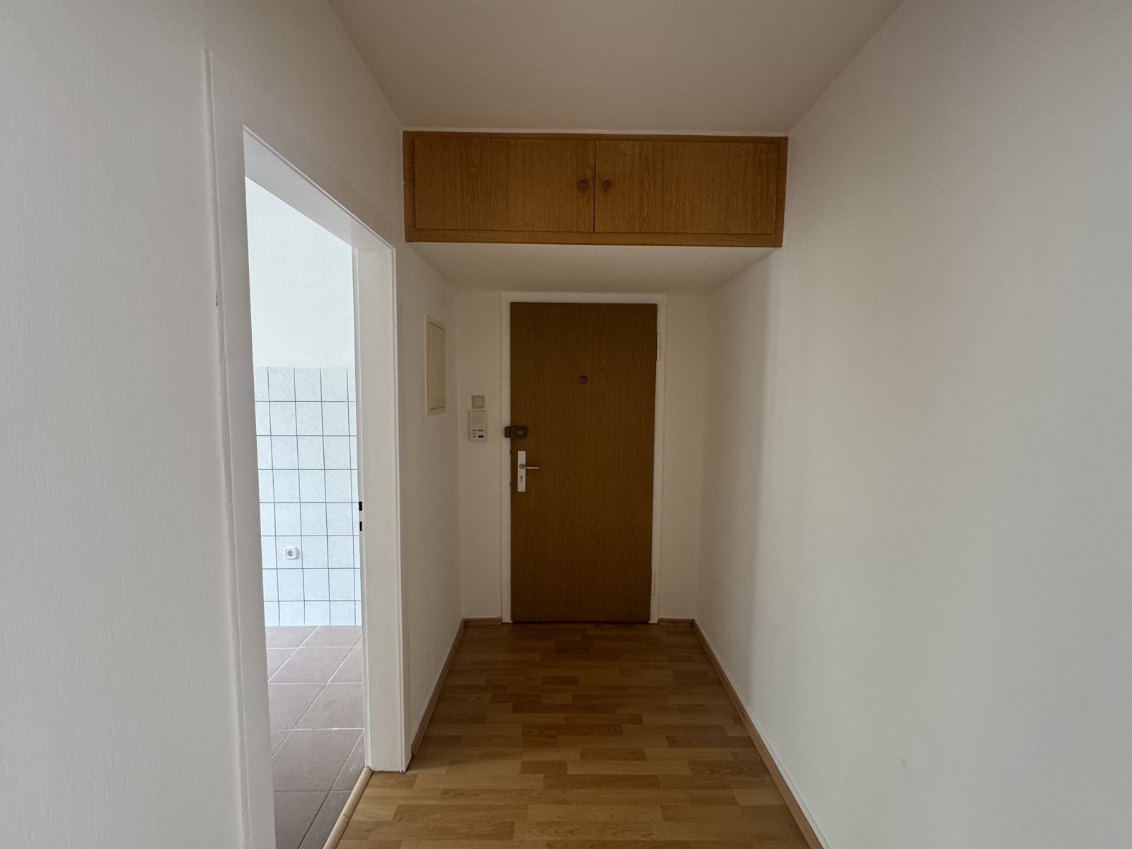  Flur mit Wohnungstür