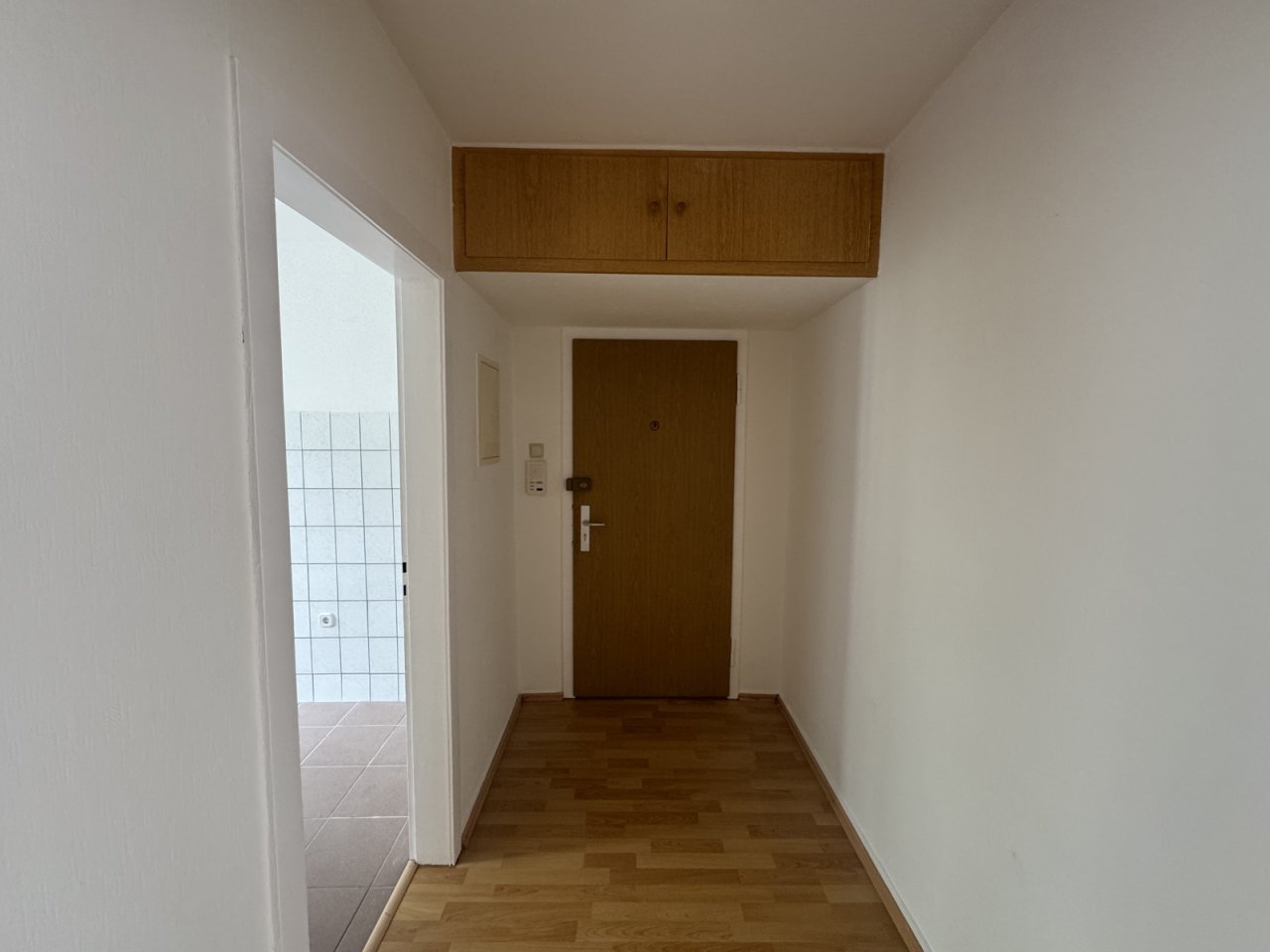  Flur mit Wohnungstür