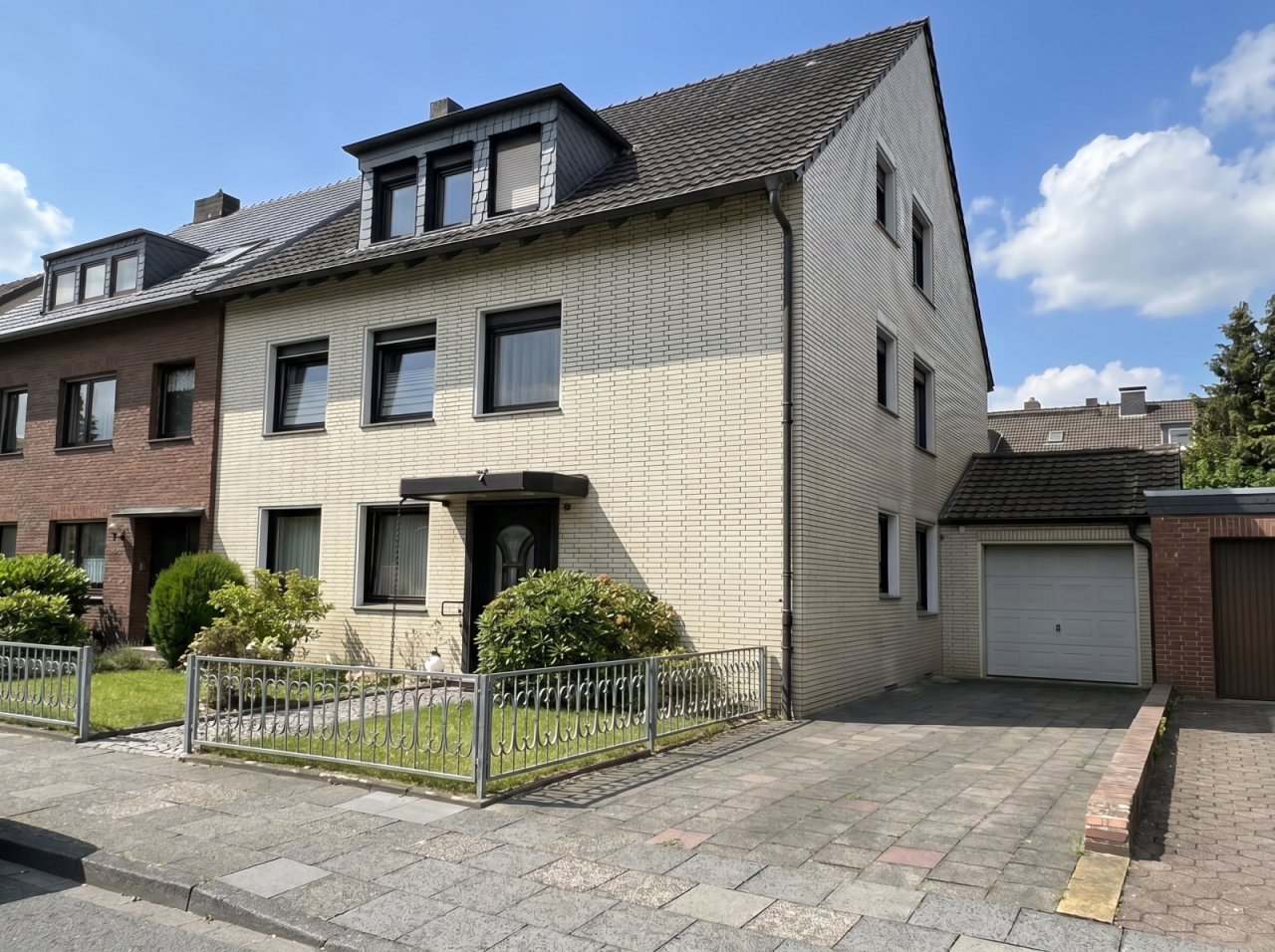 Hausfront mit Garage