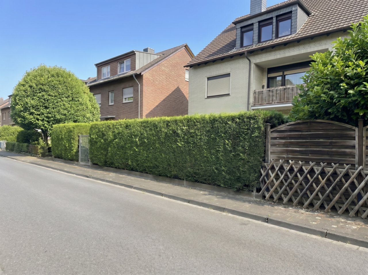 Rückseite mit Hecke