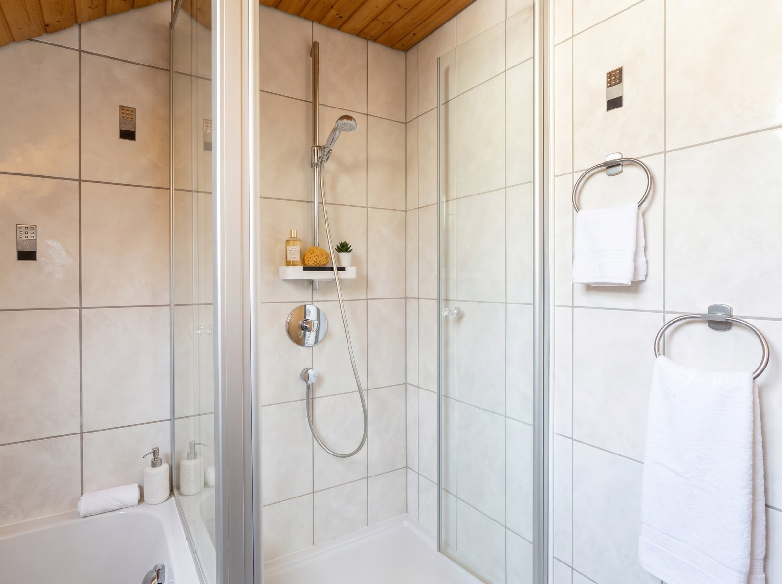 Badezimmer (2.OG) Badezimmer (2.OG)