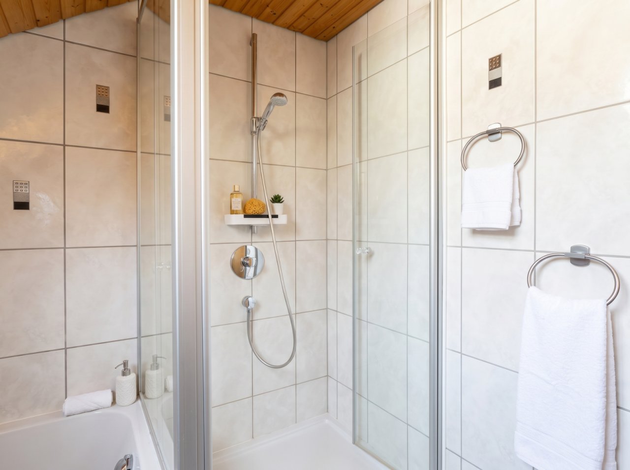 Badezimmer (2.OG) Badezimmer (2.OG)