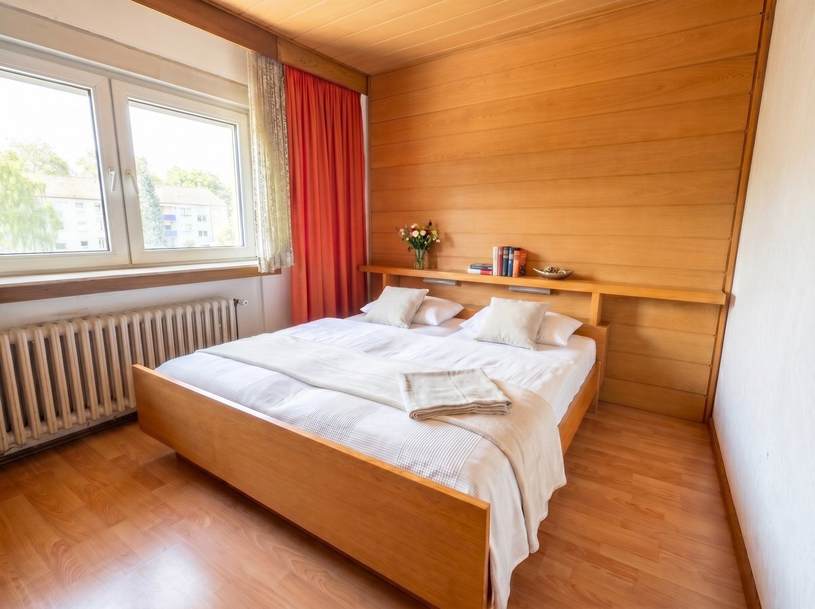 Schlafzimmer (1. OG) Schlafzimmer (1. OG)