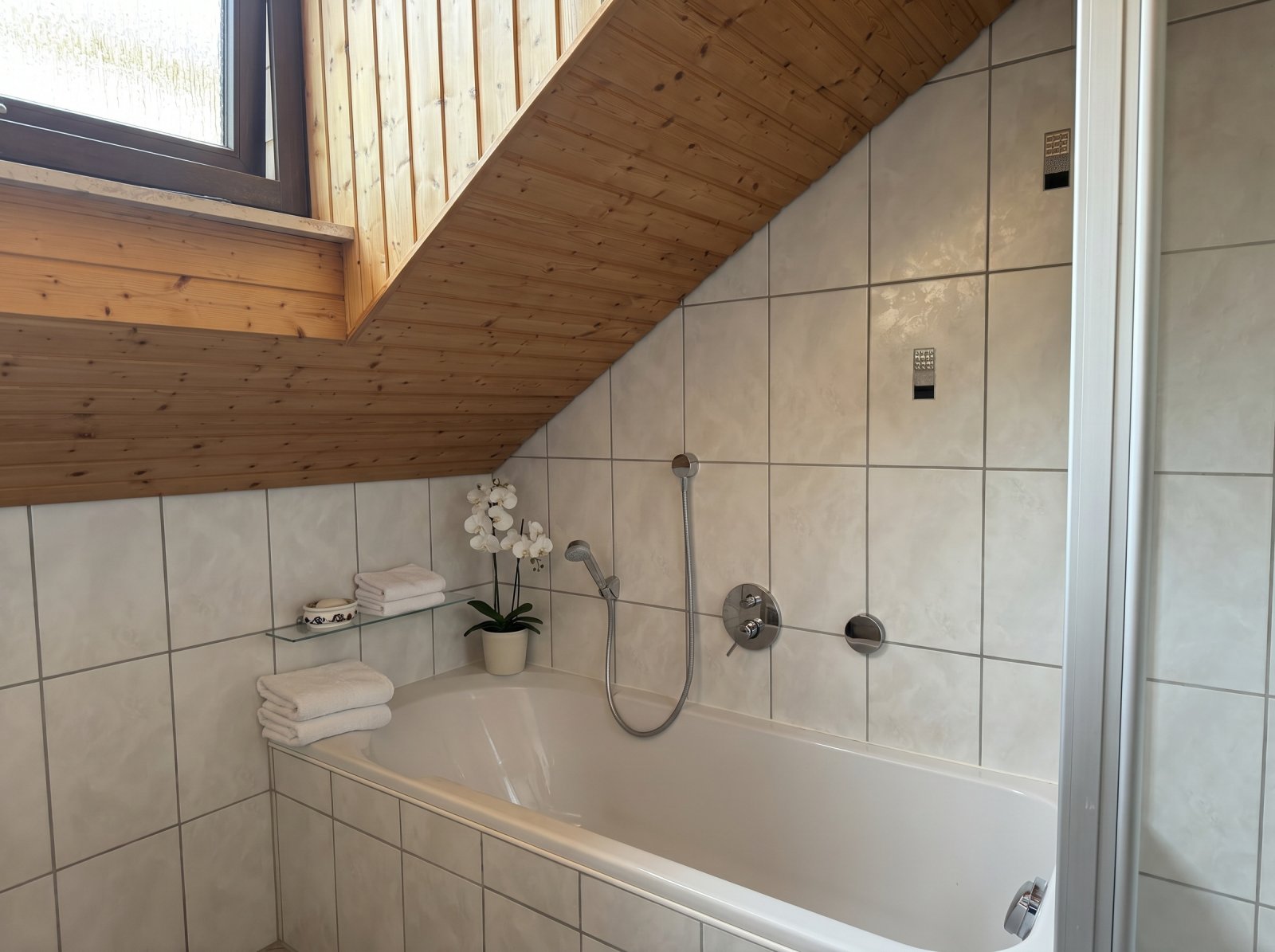 Badezimmer (2.OG) Badezimmer (2.OG)